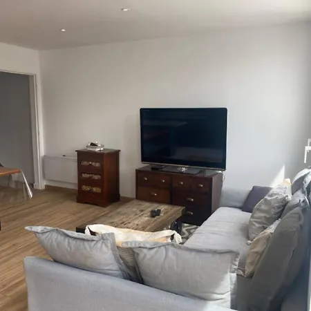 דירה 100 Metres De La *