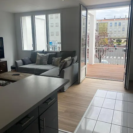 100 Metres De La דירה *