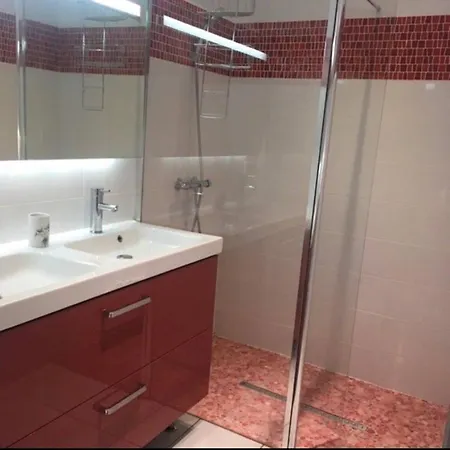 דירה 100 Metres De La רויאן